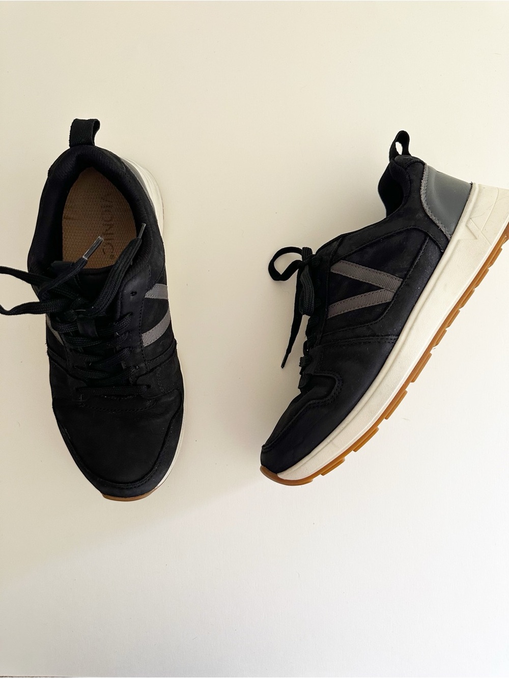 Vionic Rechelle black nubuck sneakers
